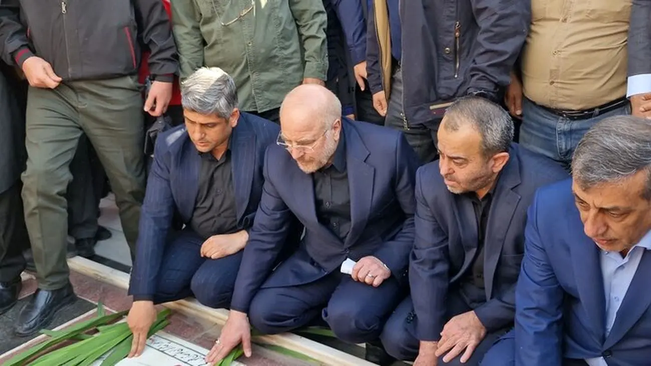 عکسی از فاتحهخوانی قالیباف بر مزار جانباختگان حادثه معدن طبس