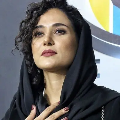 سفره هفت‌سین پریناز ایزدیار با آینه و شمعدون مسی؛ لوکس‌ترین هفت‌سین امسال!