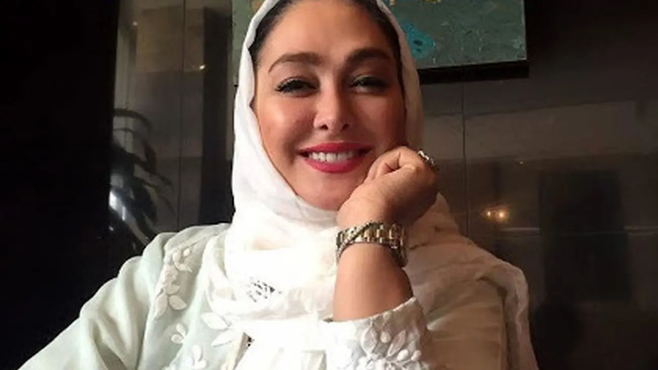 ژست زننده و منشوری الهام حمیدی در ملاعام / کاش خجالت می کشید !