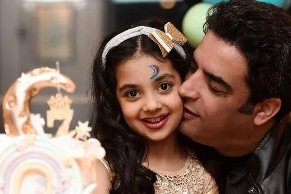 دمبل زدن سوفیا، دختر ورزشکار منوچهر هادی و یکتا ناصر؛ از مردای قدیم چیزی کم نداره!