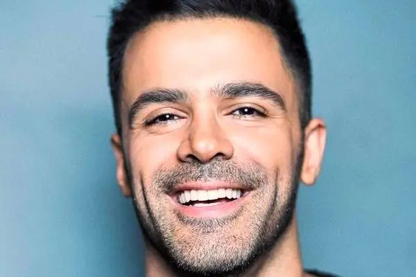 سلفی جنجالی و خاص سیروان خسروی با حالت خواب‌آلود در اتاق خواب!