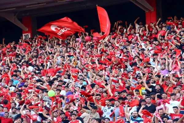 حمله به خودرو اسپانسر پرسپولیس توسط هواداران تراکتور! +عکس