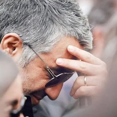 حواشی مراسم ختم مادر پژمان جمشیدی؛ از حضور بازیگران معروف تا تاج گل‌های خاص!