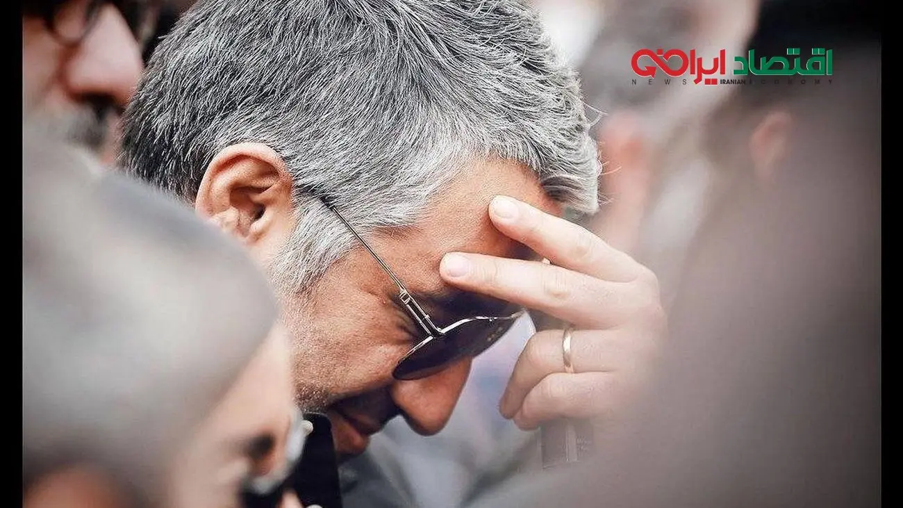 حواشی مراسم ختم مادر پژمان جمشیدی؛ از حضور بازیگران معروف تا تاج گل‌های خاص!