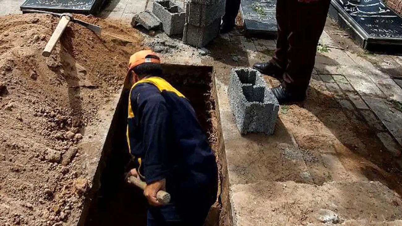 آماده سازی جایگاه ابدی آیتالله شهید محمد علی آل هاشم، امام جمعه تبریز + فیلم