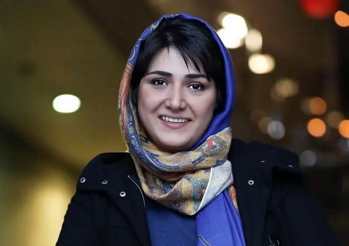 عکس باران کوثری با موهای هفت رنگ در مراسم مرحوم حسام محمودی