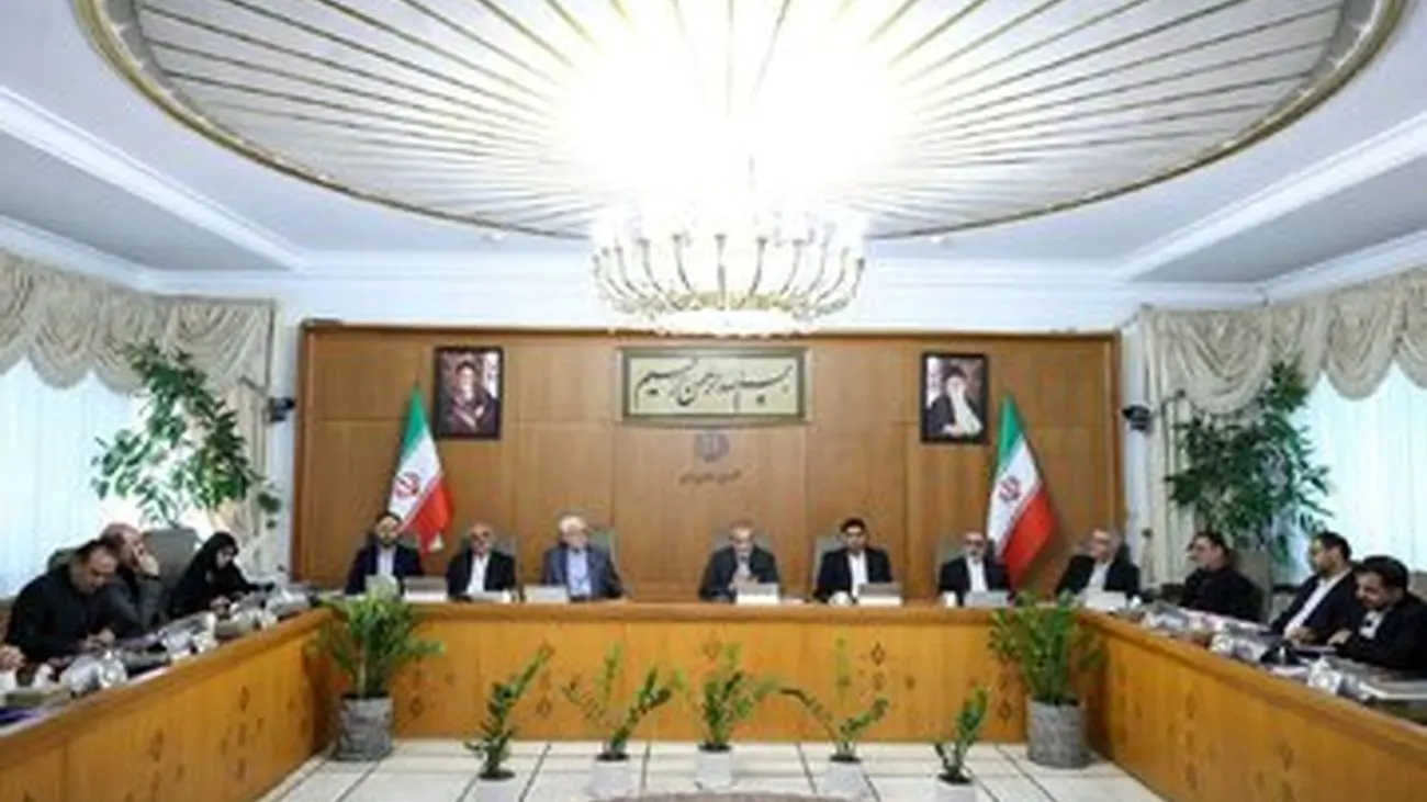 اولین جلسه هیئت دولت با حضور پزشکیان/ عارف کنار رئیس جمهور نشست + عکس