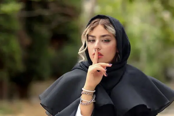 فیلم جنجالی از موتورسواری ریحانه پارسا در خیابان‌های استانبول / حاشیه جدید به خاطر پول !