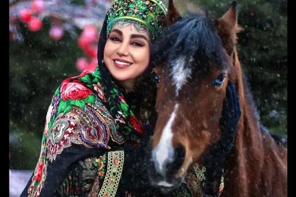 صبحانه شاهانه بهنوش بختیاری؛ تجمل‌گرایی به سبک قاجاری! + فیلم