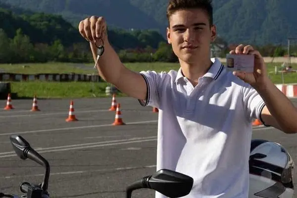 آموزش ثبت نام گواهینامه موتور سیکلت +  شرایط، مدارک، هزینه‌ها