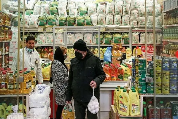 وقتی دلار بالا می رود قیمتها به آن می چسبد، ولی وقتی پایین می آید از آن جدا نمی شود/ دلال ها فقط گرانی را می شناسند