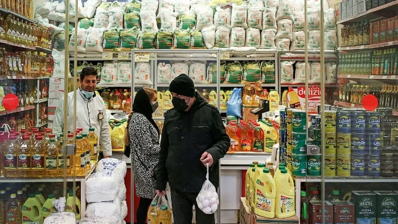 وقتی دلار بالا می رود قیمتها به آن می چسبد، ولی وقتی پایین می آید از آن جدا نمی شود/ دلال ها فقط گرانی را می شناسند