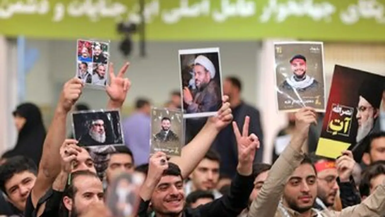 تصویری خاص از بیت رهبری/ تکرار خط و نشان شهید سید حسن نصرالله توسط دانشآموزان + عکس