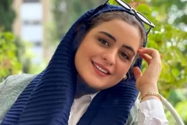 عکس لو رفته از جشن تولد ساده و بی‌زرق‌وبرق فاطیما بهارمست؛ کیک روی چارپایه پلاستیکی!