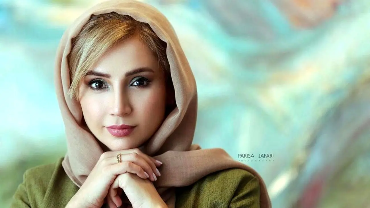 عکس متفاوت و کریسمسی شبنم قلیخانی در دبی / جذابیت خیره کننده با حجاب نصفه و نیمه !