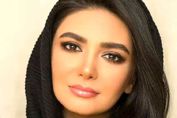 لیندا کیانی و لحظه‌های پر از حسرت جلوی آینه اتاق گریم!