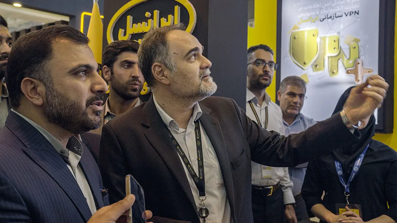 بازدید وزیر ارتباطات از غرفه ایرانسل در نخستین نمایشگاه صنعت پست