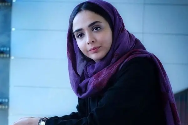 ژست فوق‌العاده المیرا دهقانی در کافه شیک تهران، بازیگر سریال بامداد خمار