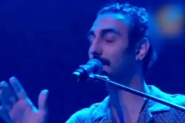 خوانندگی عجیب فرهاد مدیری در کانادا؛ شوکه‌ می‌شوید!