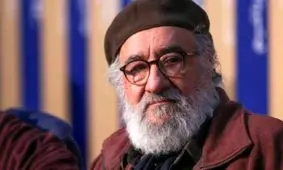 بازگشت به سال ۱۳۵۰: تیپ و استایل داریوش ارجمند در تئاتر مشهد