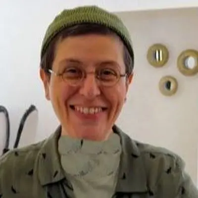 چیدمانی حیرت‌انگیز در آپارتمان سوسن پرور؛ جزیره‌ای مرمرین و شمع‌های اروپایی که چشمتان را خیره می‌کند!