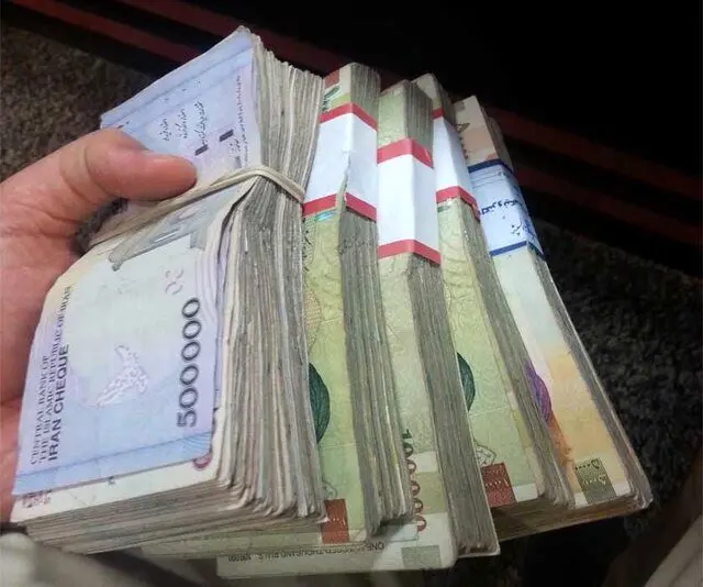 خبر بد از حقوق کارکنان دولت / یک نماینده مجلس: دولت پول افزایش حقوق ها را ندارد!