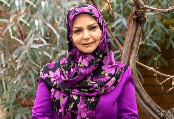 سر و وضع شوکه کننده خانم مجری دهه شصتی ها در خانه اش / الهه رضایی بدون آرایش و مقنعه !