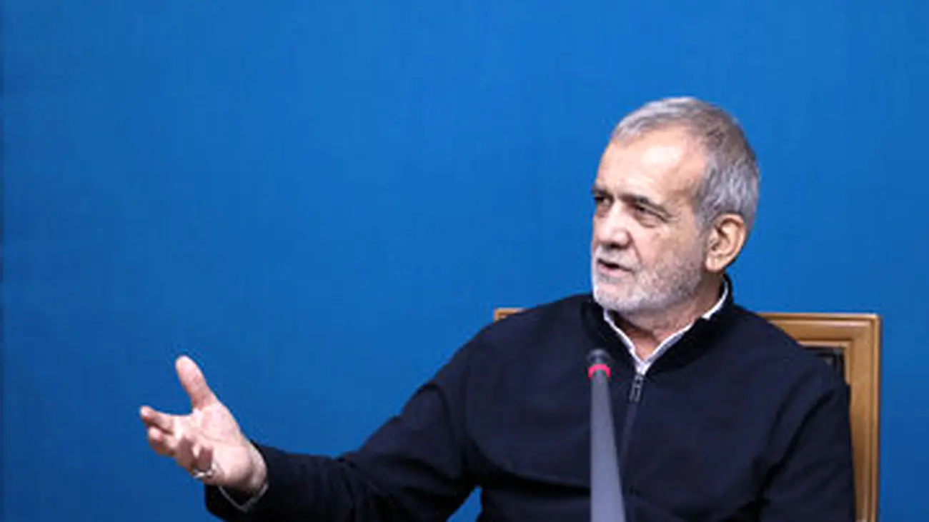 تصویری متفاوت از پزشکیان در یک مراسم /محافظ رئیس جمهور هم بود+ عکس