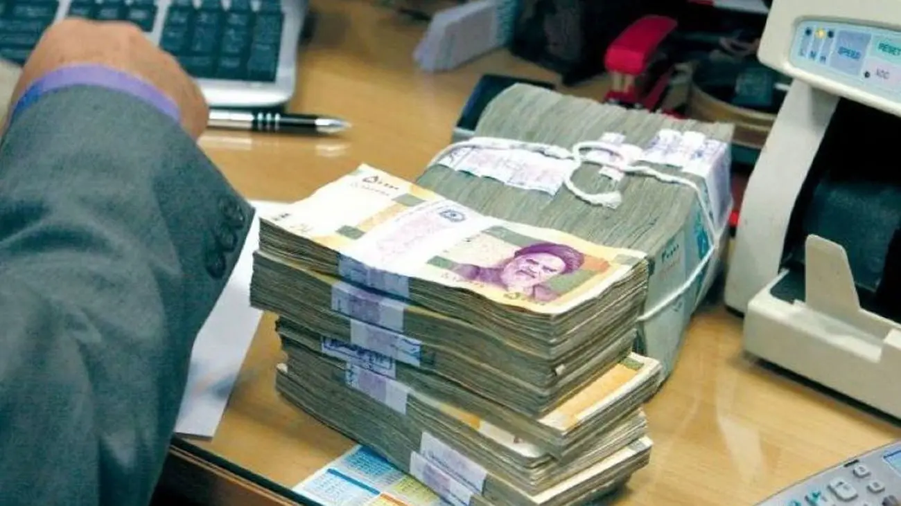 جیب کارمندان دولت پر پول میشود