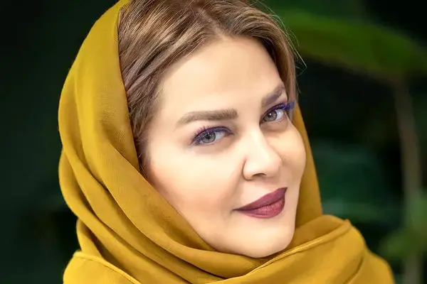 نمایی از ماشین لاکچری بهاره رهنما بازیگر ایرانی / قرآن خوانی خانم بازیگر حین رانندگی !