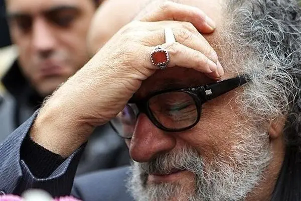 حضور شگفت‌انگیز مهران مدیری، شهاب حسینی مراسم ختم برادر داریوش ارجمند + فیلم