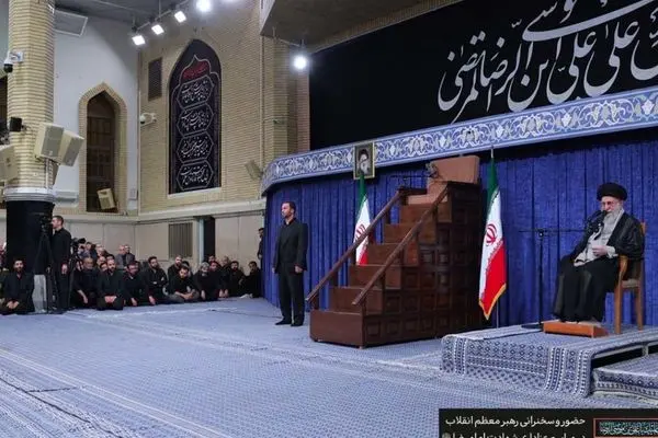 رهبر انقلاب : همه باید از خدمتگزاران کشور بویژه رئیس جمهور پرتلاش حمایت کنند