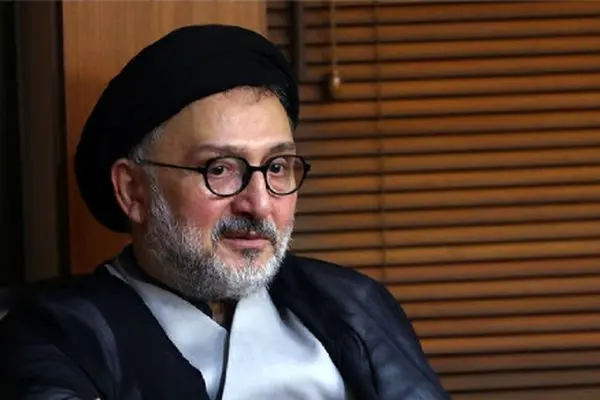 پسر پزشکیان وسط مصاحبه در گوش پدرش چه گفت؟