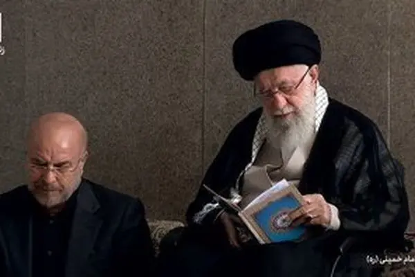 رهبر انقلاب درحال قرائت قرآن در مصلی تهران در کنار سران قوا+ عکس 