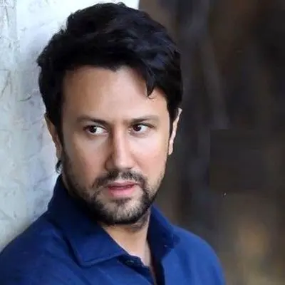 اتفاق دیدنی در خانه شاهرخ استخری؛ خواهران بامزه‌ کنار تلویزیون چه می‌کنند؟