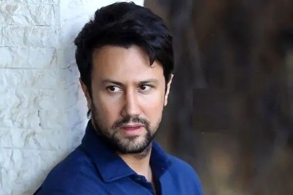 اتفاق دیدنی در خانه شاهرخ استخری؛ خواهران بامزه‌ کنار تلویزیون چه می‌کنند؟