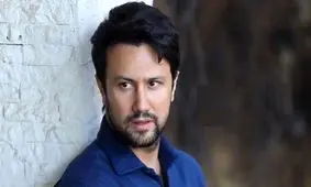 اتفاق دیدنی در خانه شاهرخ استخری؛ خواهران بامزه‌ کنار تلویزیون چه می‌کنند؟