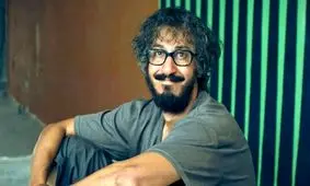 مرد عینکی به کمک دایناسور، رکوردشکنی کرد!