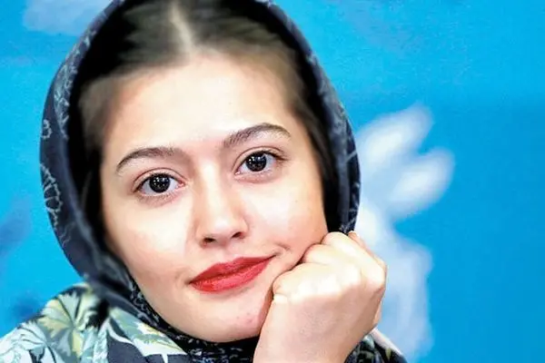 تیپ خیره‌کننده پردیس احمدیه در اکران فیلم پول و پارتی با مانتوی مشکی لاکچری!