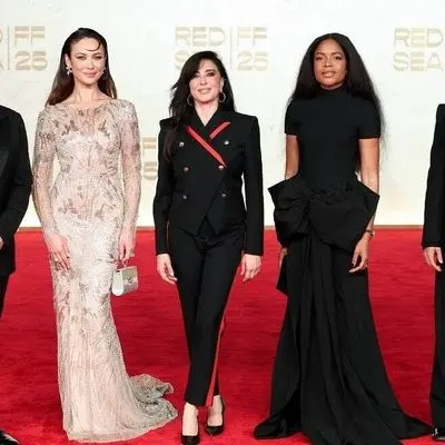 فرش قرمز عربستان با حضور بازیگران هالیوود لرزید! نگاهی به استایل‌های شگفت‌انگیز آنان