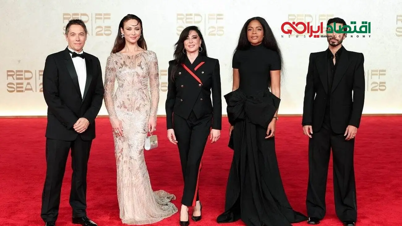 فرش قرمز عربستان با حضور بازیگران هالیوود لرزید! نگاهی به استایل‌های شگفت‌انگیز آنان