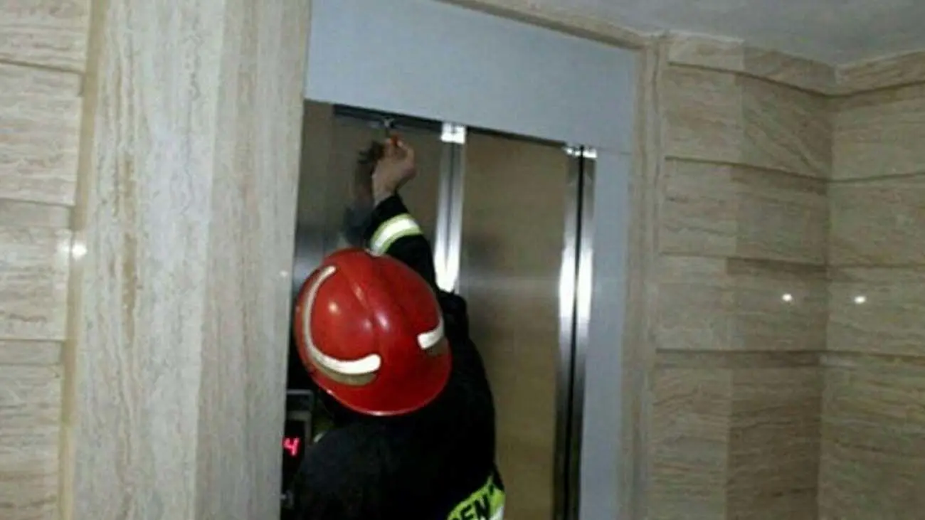 محبوس شدن ۱۴۵ نفر در آسانسور +علت