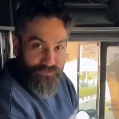 علی زندوکیلی در سالگرد پدرش با کامیون ماک؛ مراسمی خاص در کنار مزار! + ویدیو