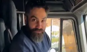 علی زندوکیلی در سالگرد پدرش با کامیون ماک؛ مراسمی خاص در کنار مزار! + ویدیو