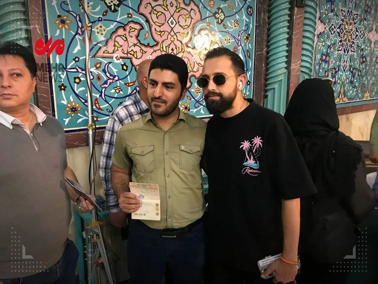 بازیگر حاشیه‌ساز و همسرش در حسینیه ارشاد