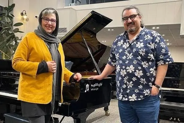 چیدمان شیک و خاص منزل معصومه کریمی؛ مبلمان مدرن، پیانو و دکوری‌های سنتی