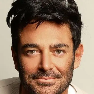 چهره جذاب رضا گلزار در نقش پدر آینده؛ بچه داری مثل یک ستاره!