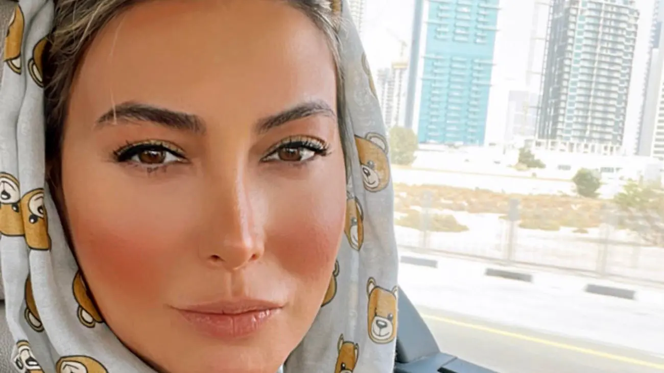 عکس منشوری از مهاجرت فریبا نادری / لباس ممنوعه خانم بازیگر را در فرودگاه ببینید !