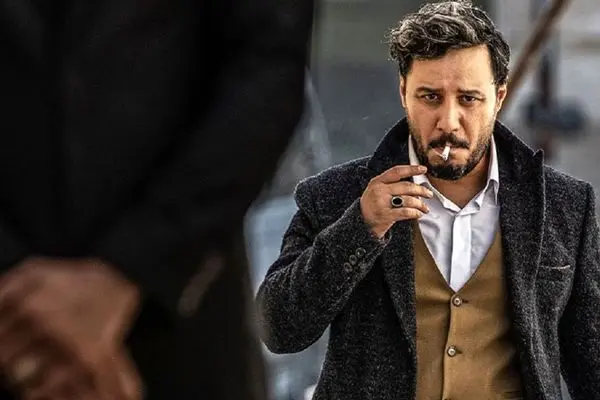 عکس جنجالی از سیگار جواد عزتی در زخم‌کاری / مالک با این ثروت سیگار 35 هزار تومنی میکشه !