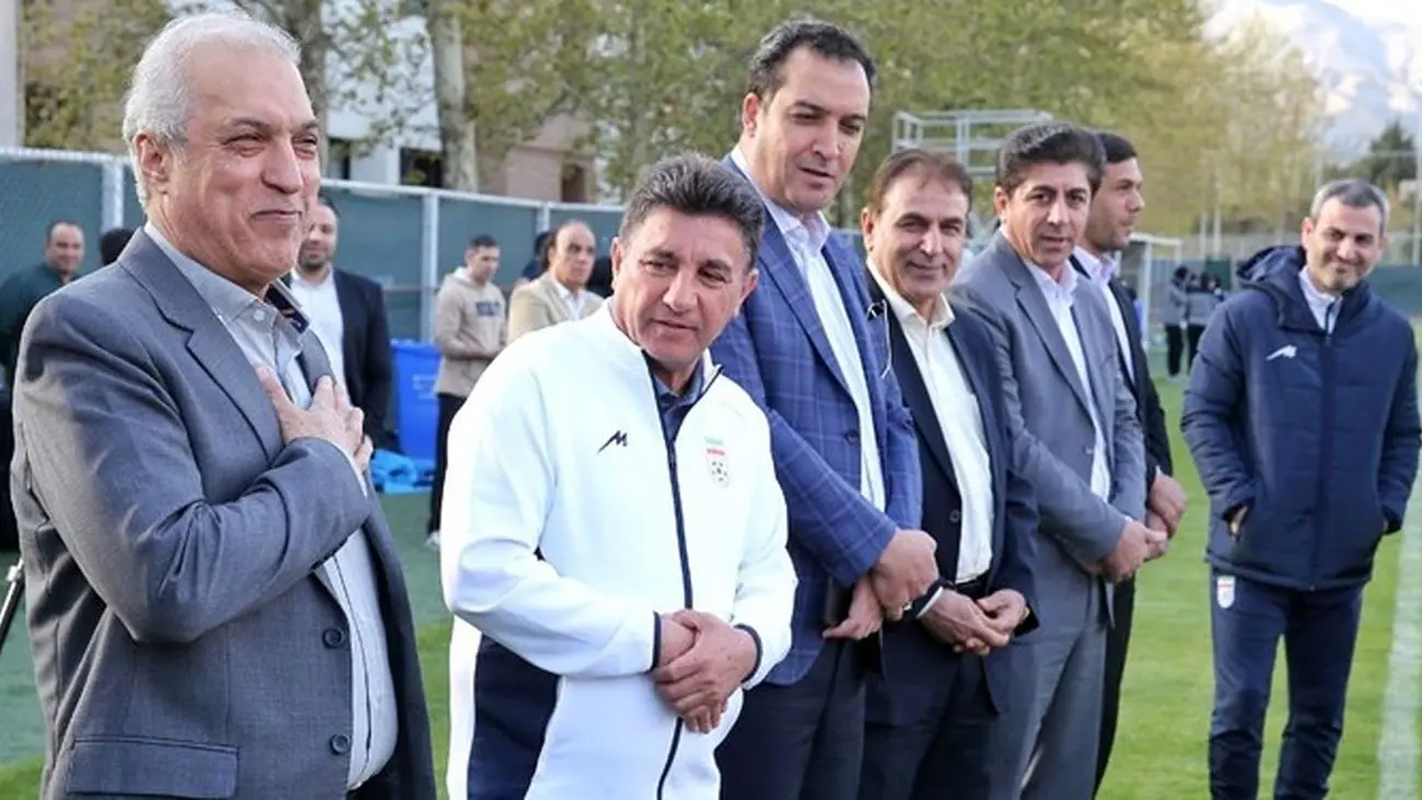 عکس یادگاری مختلط بانوان با ملیپوشان تیم ملی فوتبال + عکس